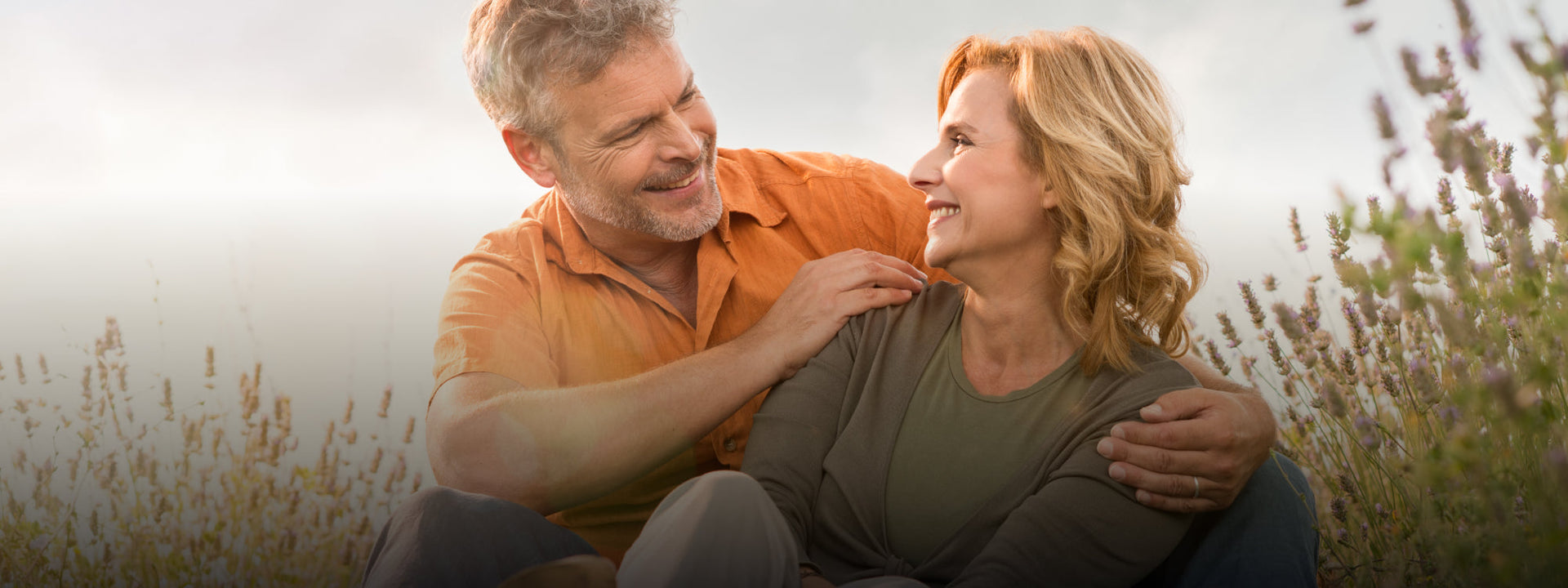 Paar in einer Wiese umarmt sich