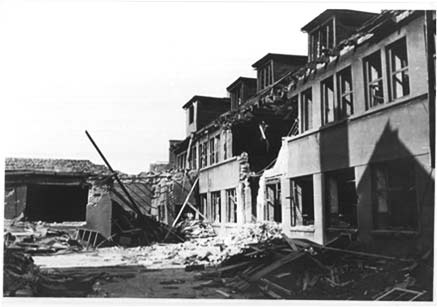 Das Firmengebäude war nach dem Zweiten Weltkrieg nahezu vollständig zerstört.